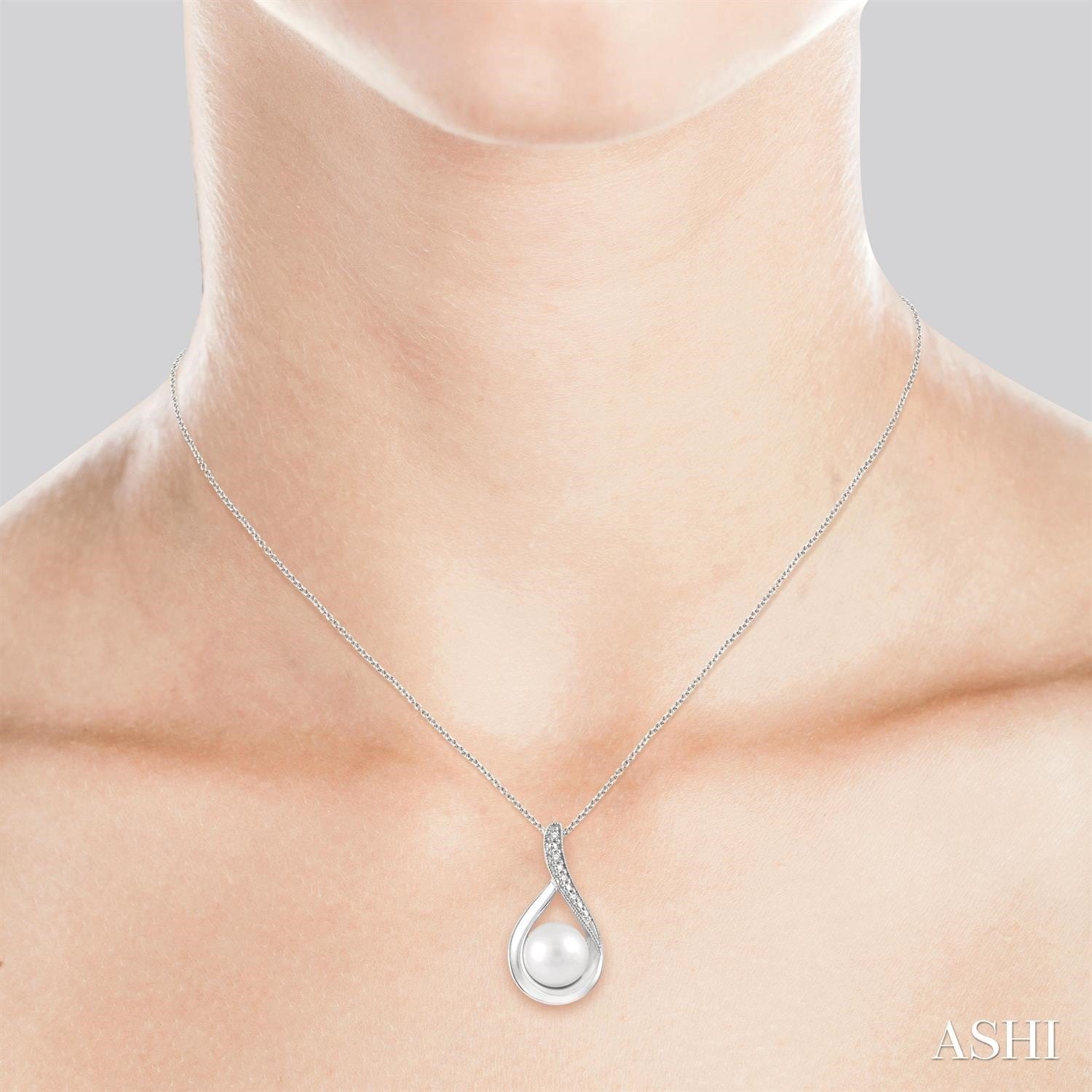 Ashi Necklaces and Pendants Silver Pearl & Diamond Pendant